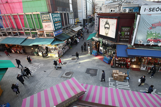 Namdaemun market on Nov. 30. Manufacturing output, consumer spending and even facility investment contracted in October, a stark contrast to September. [YONHAP]