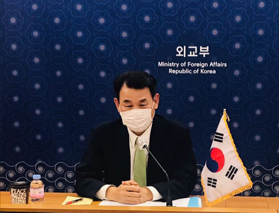 Jeong Eun-bo, Korea’s chief negotiator for the bilateral defense cost-sharing agreement, holds an icebreaker session with his new U.S. counterpart, Donna Welton, Monday evening over videoconference from the Foreign Ministry in central Seoul. [FOREIGN MINISTRY] 