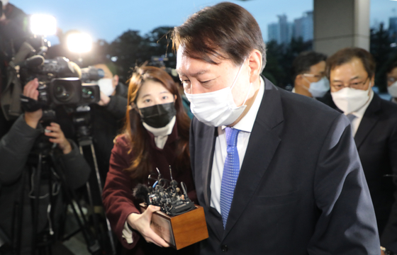 Prosecutor General Yoon Seok-youl enters the Supreme Prosecutors' Office on Tuesday after the Seoul Administrative Court issued an injunction to temporarily lift his suspension. [YONHAP]