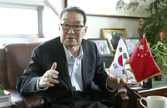 Lee Sei-kee, a former unification minister and head of the Korea-China Friendship Association, talks with the JoongAng Ilbo in his office about how to deal with China on Nov. 4, before he passed away on Nov. 24 