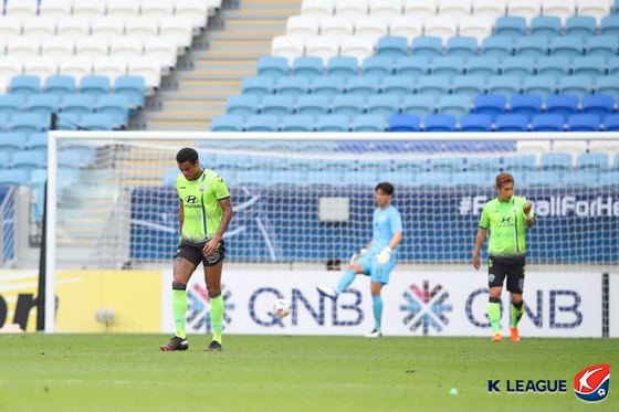 Jeonbuk players walk away from the penalty area after conceding a goal in their 4-1 loss against Yokohama F. Marinos in Group H at the AFC Champions League in Qatar on Tuesday. [YONHAP]