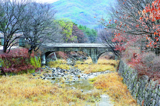 A valley next to Sosu Seowon. [SOHN MIN-HO]