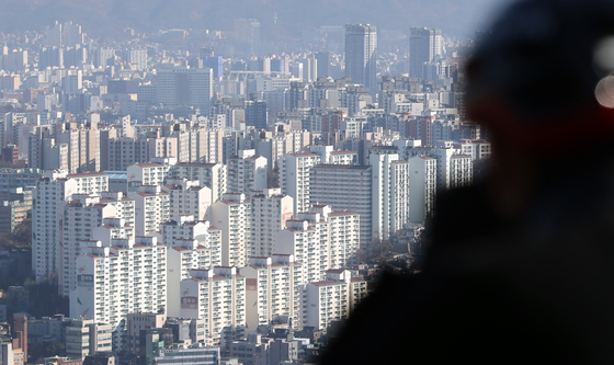 A view of apartment complexes in the Gangbuk area, northern Seoul, on Thursday. According to real estate data from KB Kookmin Bank, the average increase rate of apartment prices in Gangbuk between the January to November period was about 12.79 percent ? exceeding the south side of Han River’s 10.56 percent for the first time in 12 years. [YONHAP]