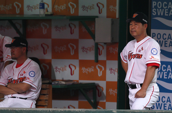 Lee Man-soo watches a game between the SK Wyverns, where he was a coach, and the LG Twins in 2011.  [JOONGANG PHOTO]