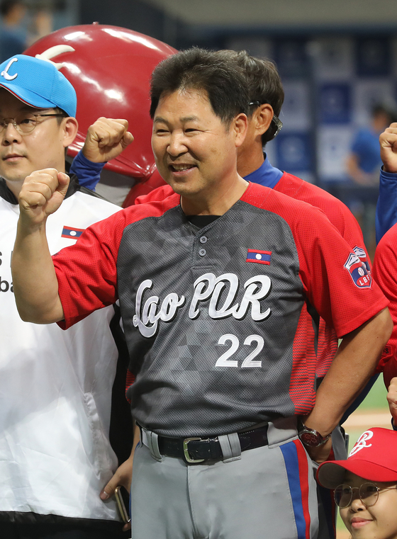 Lee Man-soo poses with the 2018 Asian Games Laos national baseball team during a visit to Gocheok Sky Dome in western Seoul.  [NEWS1]