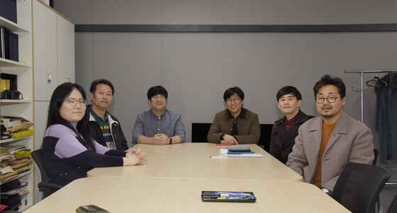 Board members of the Korea Cartoonist Association sit down for an interview with the Korea JoongAng Daily at the association's office in Seongdong District, eastern Seoul. From left are: President Shin Eel-suk, Ju Jae-kuk, adviser of the board, Yoo Seung-jin, member of the board, Chairman Park In-ha, Jang Yun-ho, member of the board, and Vice President Lee Jong-kyu. [JEON TAE-GYU]