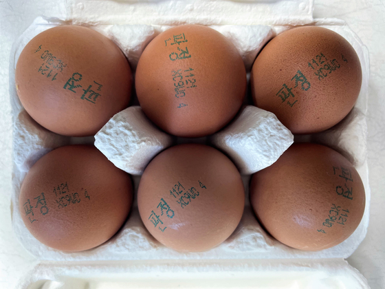 The eggs that Market Kurly recently started selling. The number four printed on the egg means that they are from chickens that are raised in a 500-square-centimeter (77-square-inch) cage. [CHON KWON-PIL]   