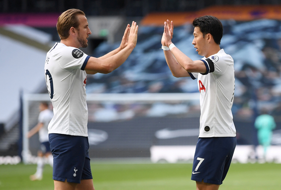 Son Heung-min of Tottenham Hotspur, right, celebrates with his teammates Harry Kane after scoring the opener during a Premier League match against Arsenal at Tottenham Hotspur Stadium on Sunday. [REUTERS/YONHAP]
