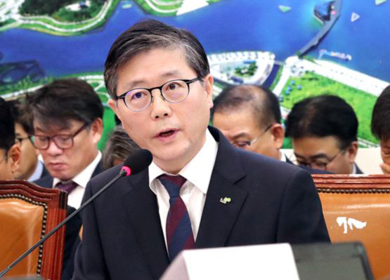 Land Minister nominee Byeon Chang-heum, former head of the Korea Land and Housing Corporation, answers questions from lawmakers in the National Assembly’s regular audit of the state-owned company on Oct. 4, 2019. He will replace outgoing Land Minister Kim Hyun-mee after he passes a confirmation hearing. [YONHAP] 