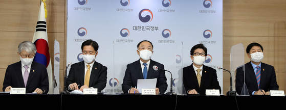 Finance Minister Hong Nam-ki, center, describes Korea's carbon neutrality road map at the government complex in Seoul on Dec. 7. [YONHAP]