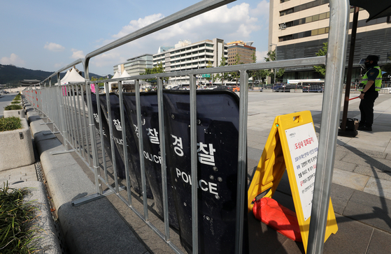 Gwanghwamun Plaza in Jongno District, central Seoul, is ringed with steel barricades Monday as police brace for clashes with right-wing civic groups, who promised large protests on Saturday. [NEWS1]