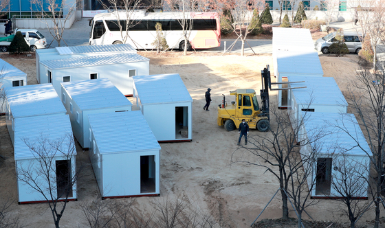 Workers set up shipping containers at the Seoul Medical Center in Jungnang District, eastern Seoul, Tuesday, to be used as Covid-19 treatment centers for patients with minor symptoms. [NEWS1]