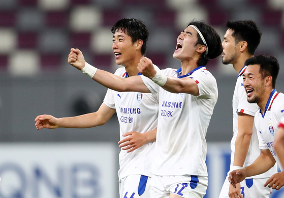 Suwon Samsung Bluewings players celebrate after picking up a win against Yokohama F Marinos at Khalifa International Stadium in Doha, Qatar, on Monday. [REUTERS/YONHAP] 