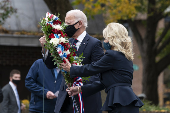 President-elect Joe Biden and Jill Biden place a wreath at the Philadelphia Korean War Memorial on Veterans Day, Wednesday, Nov. 11, 2020, in Philadelphia. [AP/YONHAP]