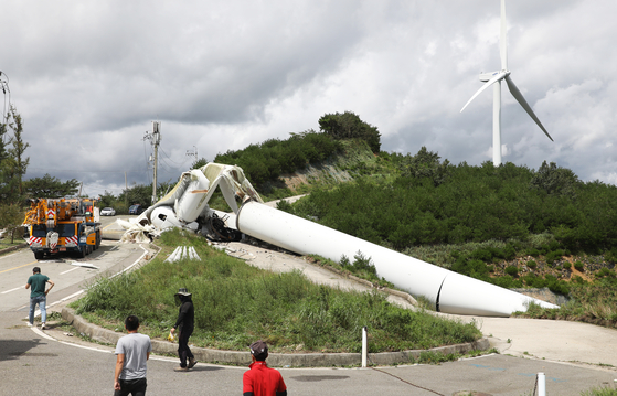 A wind-powered generator in Yangsan, South Gyeongsang, was toppled by Typhoon Maysak on Thursday as the storm ripped through the country’s southeast. [NEWS1]