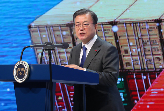 President Moon Jae-in delivers a speech on Tuesday at an event celebrating Trade Day at Coex in southern Seoul. [YONHAP]