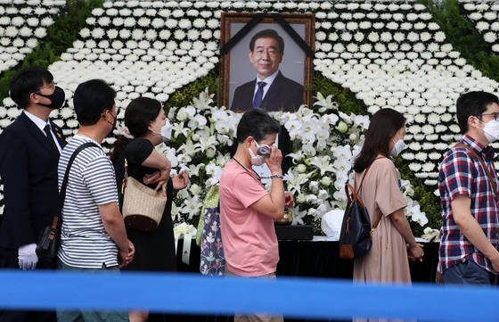 Visitors line up to pay their respects to late Seoul Mayor Park Won-soon at a mourning altar outside Seoul City Hall in Jung District, central Seoul, on Sunday. The altar is open from 8 a.m. to 10 p.m. through Monday. [NEWS1]