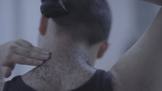 A scene from the documentary ″Escape the Corset″ in which director Lee shaves off her own hair. [STUDIO PADONG] 