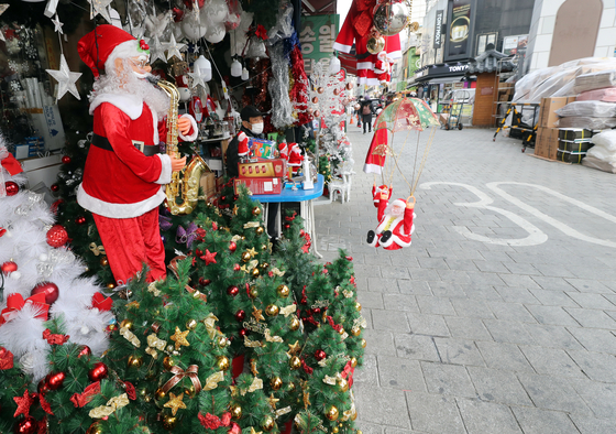 A street in Namdaemun Market in Jung District, central Seoul, remains empty on Wednesday. According to business owners running a store selling Christmas decorations, sales so far this year are only about one-tenth of sales of past years. [YONHAP]