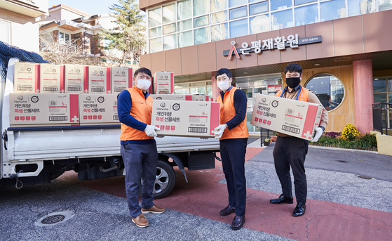 Volunteers from Hanwha Engineering & Construction deliver quarantine goods to rehabilitation facility located in Eunpyeong District, northern Seoul, on Wednesday. [YONHAP]