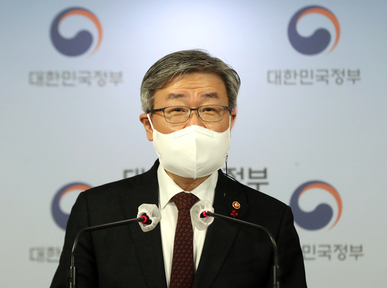 Employment and Labor Minister Lee Jae-kap announces changes that follow labor union related legislative amendments at the government complex in Seoul on Thursday. [YONHAP]