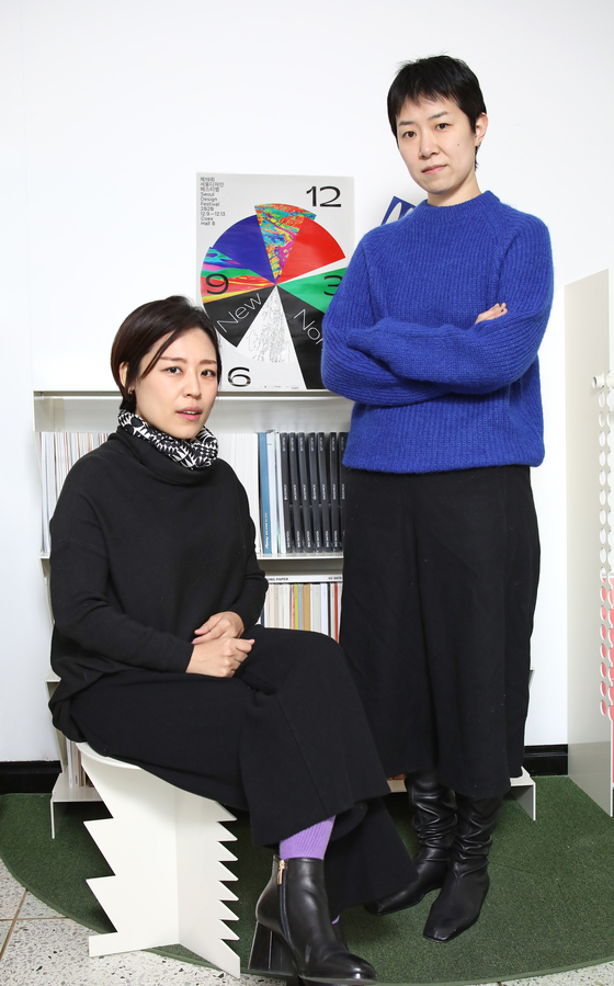 Graphic designer Lee Ye-jou of Yesung ENG, left, and print artist Choi Kyung-joo during an interview with the Korea JoongAng Daily on Dec. 2. [PARK SANG-MOON]