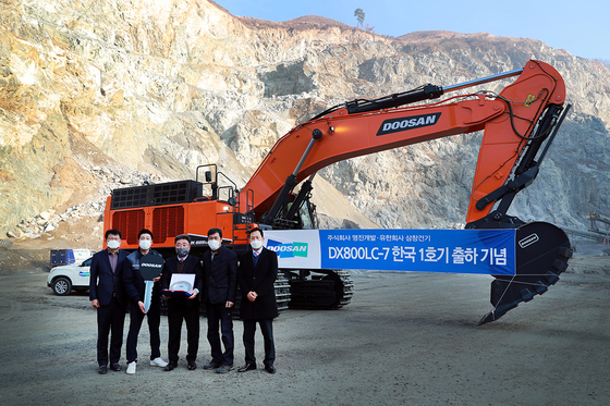 A Doosan Infracore’s excavator that was delivered to a buyer in Chungju, North Gyeongsang, last month. [YONHAP]
