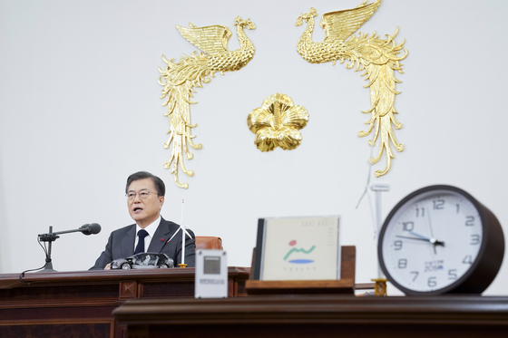 President Moon Jae-declares the vision of reaching carbon neutrality by 2050 at his office in the Blue House in a televised speech to the country on Thursday evening. [YONHAP]