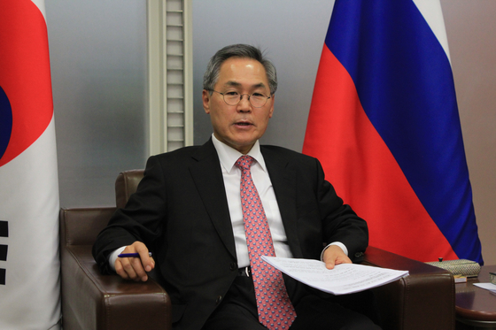 Woo Yoon-keun, former ambassador to Russia, will visit the country on Sunday as President Moon Jae-in's special envoy, the Blue House said Friday. [YONHAP] 