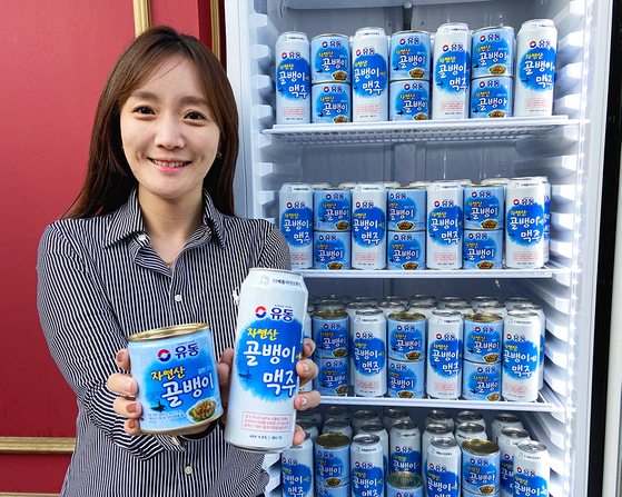 A model promotes 7-Eleven’s Whelk Beer, which it recently launched in collaboration with Satellite Brewing and Yoo Dong, best known for its popular canned sea whelk product. [7-ELEVEN]