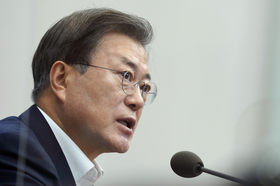 President Moon Jae-in hosts a senior secretariat meeting at the Blue House on Monday.  [YONHAP] 