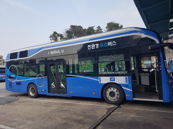 A hydrogen-fueled bus is parked in a garage on Monday. The Seoul city government will roll out its first hydrogen-powered public bus on the 370 route on Tuesday and add three more next week. This comes after the government’s announcement Monday that it will operate 1,000 hydrogen-powered buses and establish 11 charging centers by 2025. [SEOUL CITY]