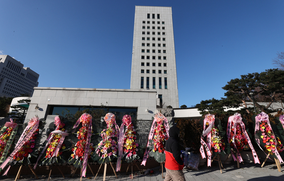 Ahead of the second session of the disciplinary hearing against Prosecutor General Yoon Seok-youl, flowers sent by supporters of the top prosecutor stand outside the Supreme Prosecutors' Office.  [YONHAP] 