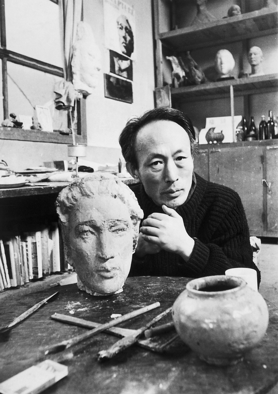 Kwon Jin-kyu (1922-73) in his studio. [KWON JIN KYU COMMEMORATION FOUNDATION]