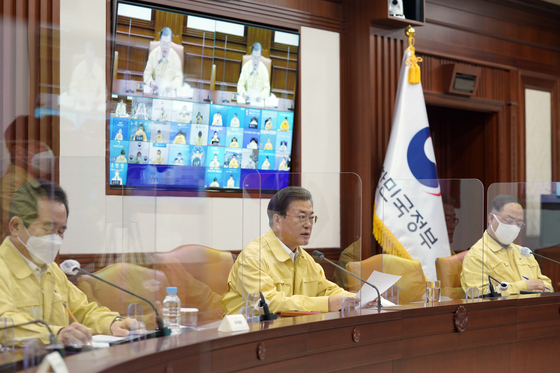 President Moon Jae-in speaks at an emergency meeting of the Central Disaster and Safety Countermeasure Headquarters in Seoul Sunday to discuss the coronavirus response as Korea surpassed the 1,000-case mark the previous day. The meeting was attended by chiefs of government agencies, while heads of municipal and provincial governments participated virtually. [YONHAP]