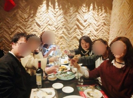 Rep. Yoon Mee-hyang of the ruling Democratic Party came under fire after posting a photo on Instagram Saturday of a recent mask-free dinner gathering with five other acquaintances sharing wine despite the ongoing social distancing campaign to curb Covid-19 cases. Yoon deleted the photo Sunday with an apology, claiming she had been celebrating the birthday of an elderly victim of wartime sexual slavery. [SCREEN CAPTURE]
