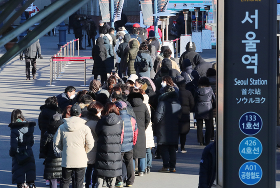 People line up at a Covid-19 testing site at Seoul Station Square in central Seoul Tuesday. [YONHAP] 