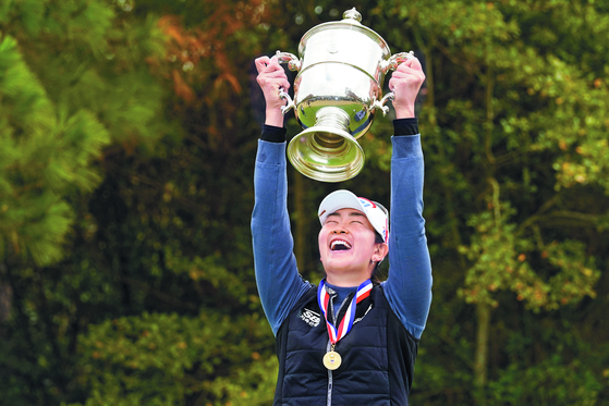 Kim A-lim of Korea holds up the championship trophy after winning the U.S. Women’s Open golf tournament in Houston, Texas, Monday. [AP/YONHAP]