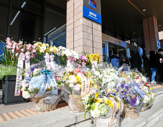 Flowers laid out in front of the Justice Ministry sent by supporters of prosecutorial reform who want the ministry's disciplinary committee to decide on a strong punishment for the renegade top prosecutor. [YONHAP]