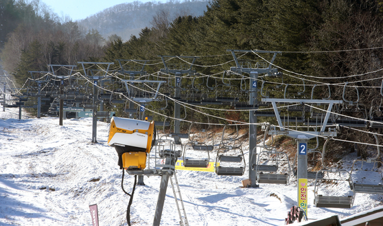 Ski lifts are stopped on Wednesday at a ski resort in Pyeongchang, Gangwon, after the resort suspended its operation due to Covid-19 infections. [YONHAP]