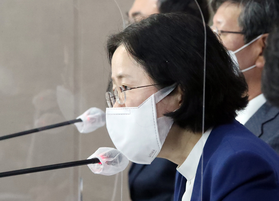 Fair Trade Commisson Chairwoman Joh Sung-wook at the press briefing held in Seoul in defending the three ″fair ecnoomy″ legislations on Nov. 16. [YONHAP]