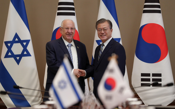 Israeli President Rivlin, left, with Korean President Moon Jae-in, during President Rivlin's visit to Korea in July 2019. [JOINT PRESS CORPS OF BLUE HOUSE]