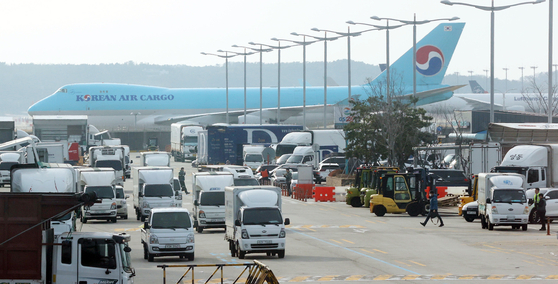 Cargo delivery trucks arrive at a cargo terminal of Incheon International Airport in Incheon earlier this month. [YONHAP]