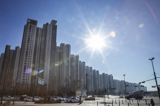 A view of Unjeong in Paju, Gyeonggi on Thursday. The government on Thursday added 36 more areas including nine in Busan, seven in Daegu, five in Gwangju, and two in Ulsan as areas that restrict real estate. People who buy real estate in those areas face stricter regulations and tax obligations. [YONHAP] 