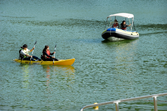 Visitors to Jecheon kayak in the Cheongpung Reservoir. [KOREA TOURISM ORGANIZATION]