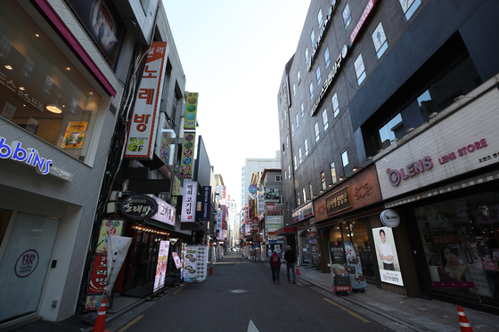 A street filled with stores in Jongno District, central Seoul, is empty at lunchtime on Sunday as daily coronavirus cases surpass 1,000 for five days in a row. [YONHAP]