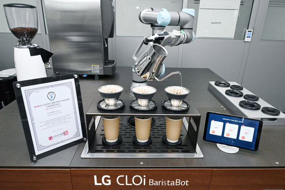 LG Electronics’ barista robot named LG CLOi BaristaBot makes coffee. According to LG Electronics on Sunday, its robot obtained the country’s first robot coffee master license from the Korea Coffee Association. The company said it proves the robot can make coffee on par with human master baristas. The robot will start making coffee at major LG Best Shop branches from next year. [LG ELECTRONICS]