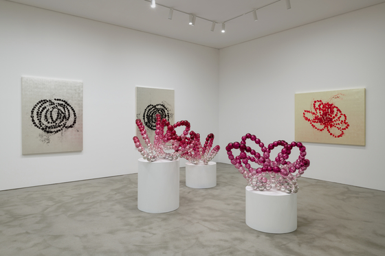 The exhibition “Jean-Michel Othoniel: New Works” at Kukje Gallery presents the celebrated French artist’s latest glass works including the sculpture series “Rose of the Louvre” in the photo. [KUKJE GALLERY]