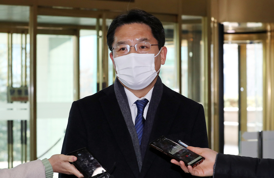 Noh Kyu-duk, the new special representative for Korean Peninsula peace and security affairs, speaks to reporters on the first day of his new job Monday at the Foreign Ministry in central Seoul. [NEWS1]