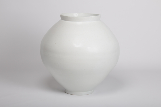 Kim Jong Hun’s “White Porcelain Jar" (2020) now on view at Hakgojae Gallery. [HAKGOJAE GALLERY]